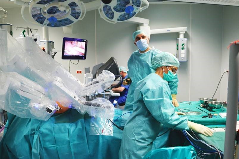 : Roboter-Chirurgie: Dr. Aleksandar Yankulov (Mitte) führt und kontrolliert den DaVinci-Assistenten bei seiner Arbeit.